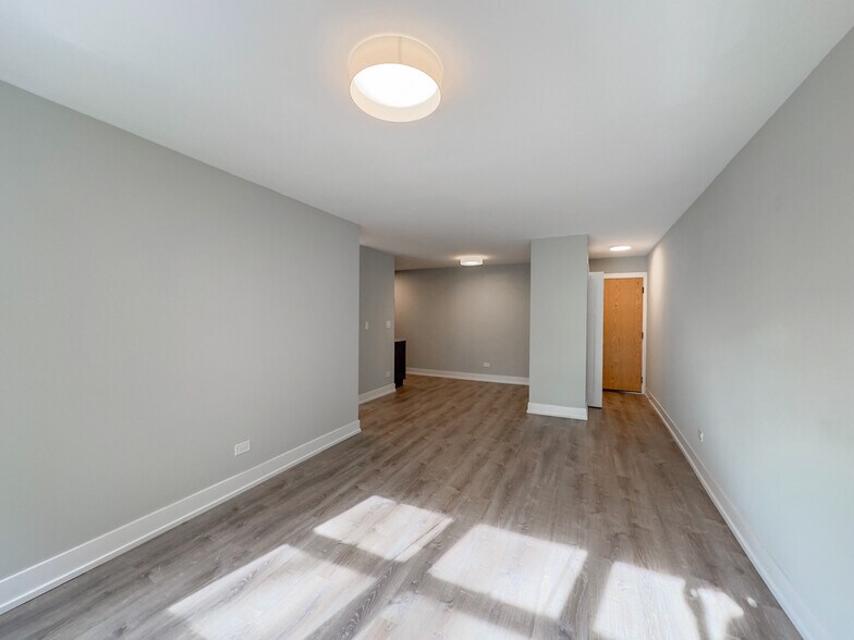 Building Photo - 450 W Barry Ave
