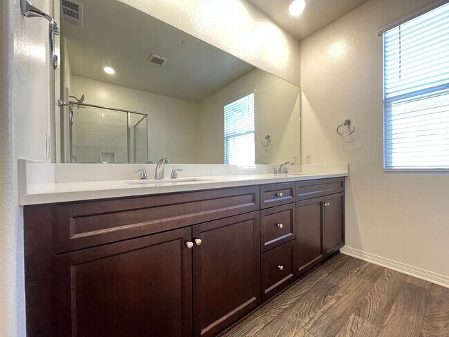 Building Photo - Spacious 3 bedroom, 3-bathroom condo for rent