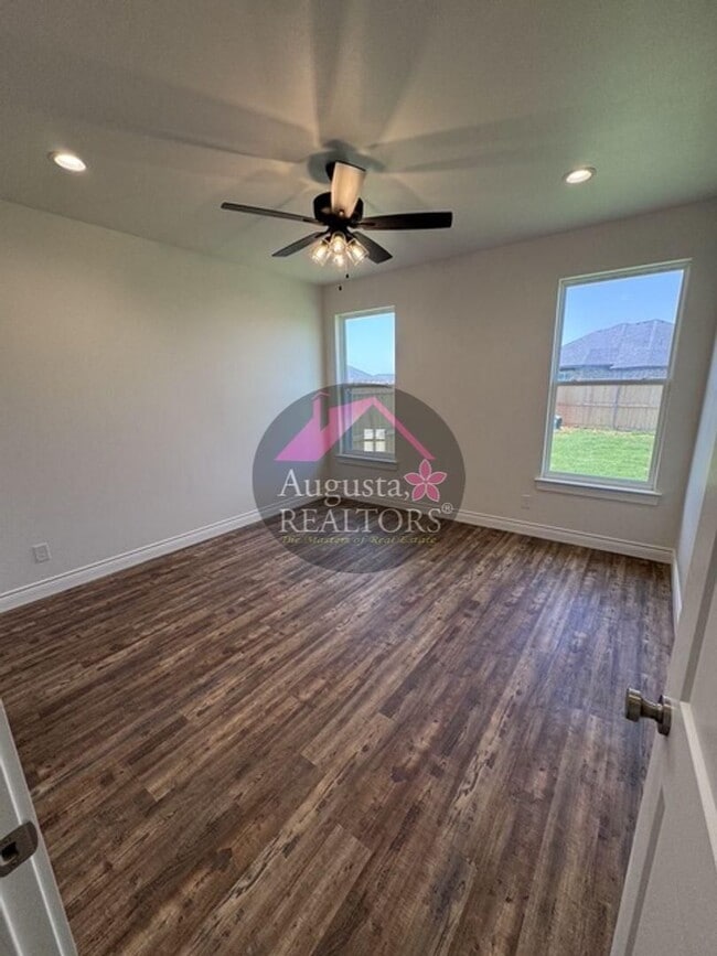 Building Photo - Sawdust Duplex