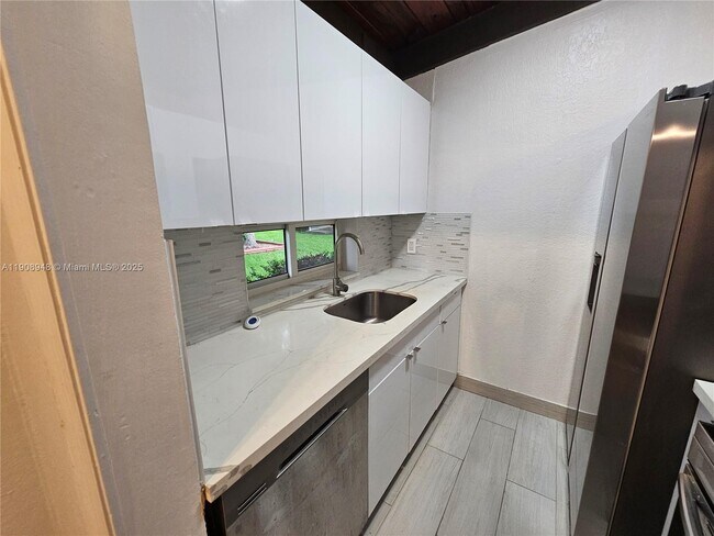 Building Photo - 227 SE 1st St