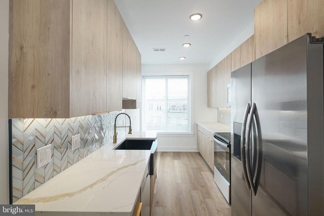 Building Photo - 2000 N Front St