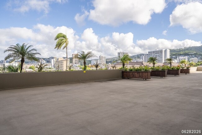 Building Photo - 2 Bd/2 Ba/1 Parking Condo in Banyan Tree Plaza, Honolulu