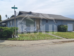 Building Photo - East Bremerton Rambler - 3 Bed 1 Bath with Garage and Carport Parking
