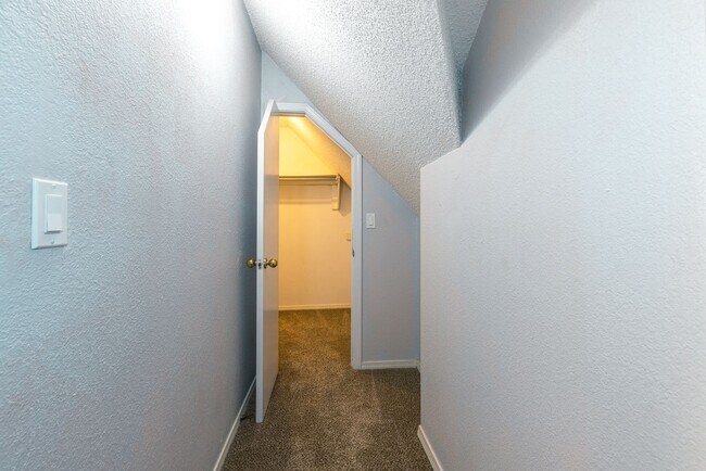 Building Photo - Newly Renovated 4 Bed / 3.5 Bath in Tulsa ...