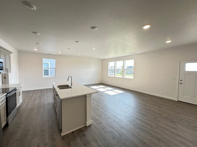 Building Photo - Brand New Foxtail Rancher