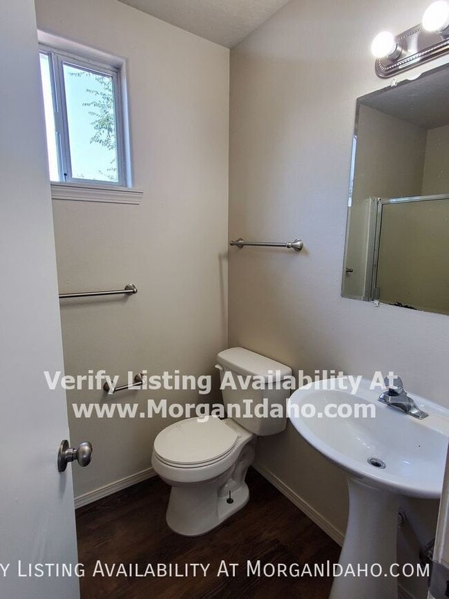 Building Photo - 516 18th Ave N