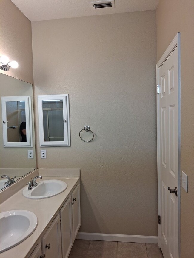Building Photo - Central Roseville - Single Story 3 bedroom...