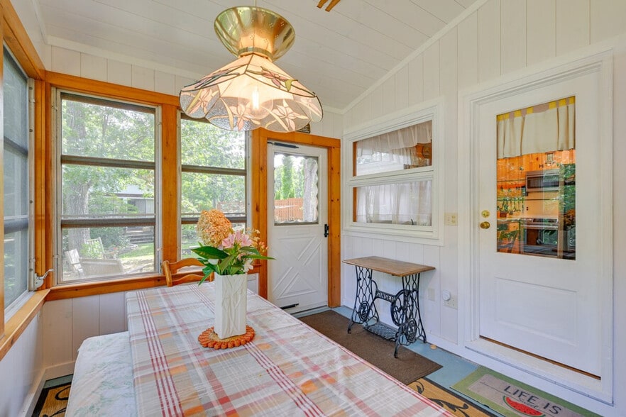 Building Photo - 1955 Haywaters Rd