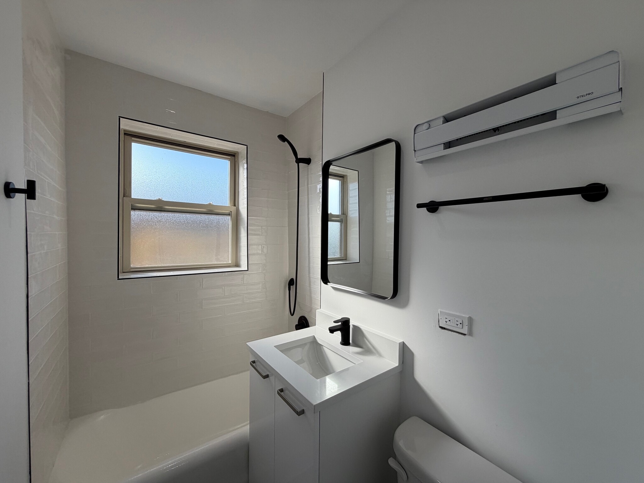 Building Photo - 5647 N Ashland Ave