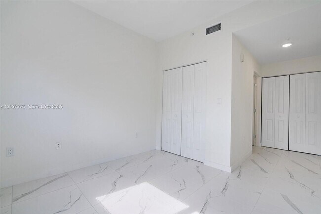 Building Photo - 420 SW 7th Ave