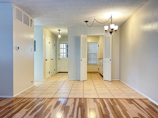 Building Photo - Move-in Incentive! End-Unit Condo in South...