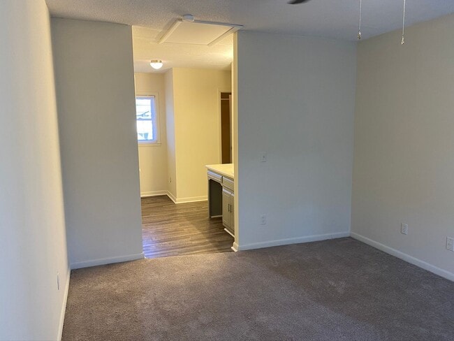 Building Photo - 201 Westbrooke Court #11 (Westbrooke Townhomes)