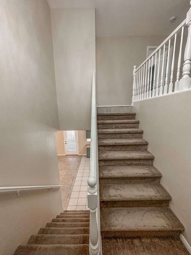 Building Photo - IMMACULATE REMODLED 2 STORY HOME IN HENDER...