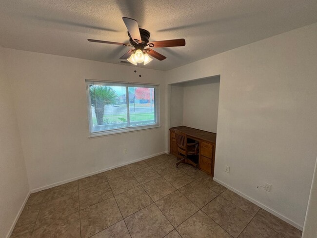 Building Photo - Charming home with Pool in Tulare Rent Ready!