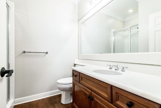 Building Photo - Beautiful 5 bedroom/ 3 Bath Miraleste home...