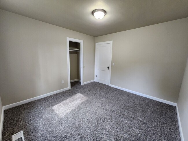 Building Photo - 3 Bedroom 1 Bath Home