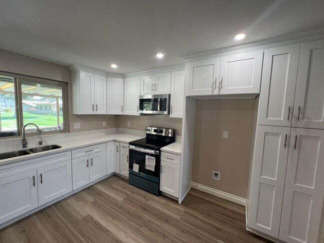 Building Photo - The Popular El Dorado model updated in Leisure Village