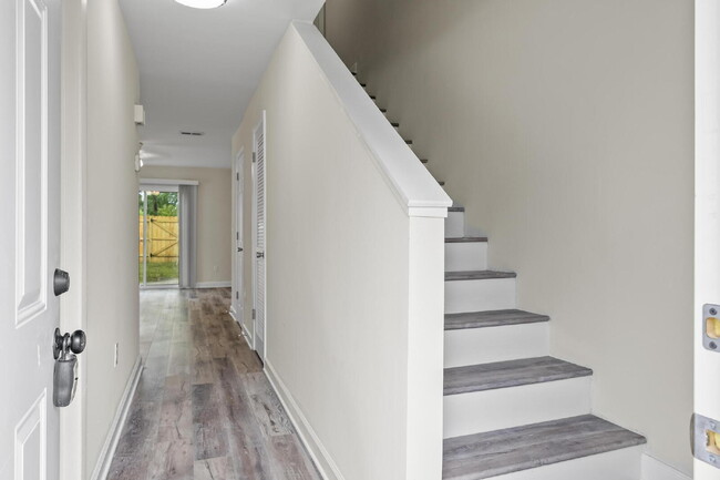Building Photo - "Charming 2-Bed Townhouse with Modern Comf...