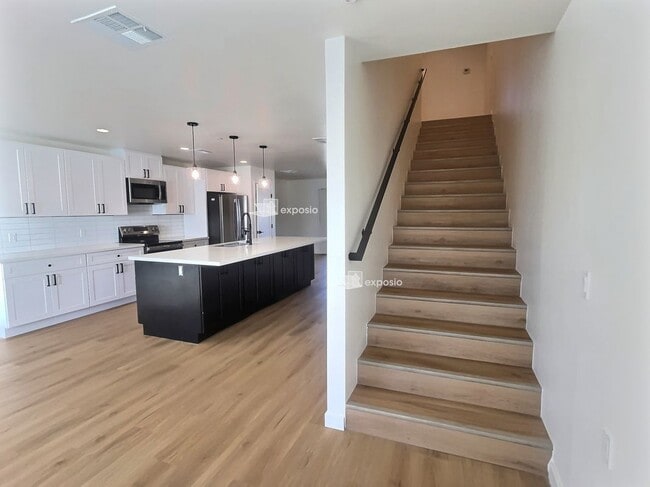 Building Photo - 2502 E Paradise Ln