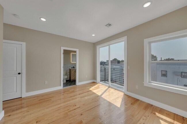 Building Photo - 275 Pearsall Ave