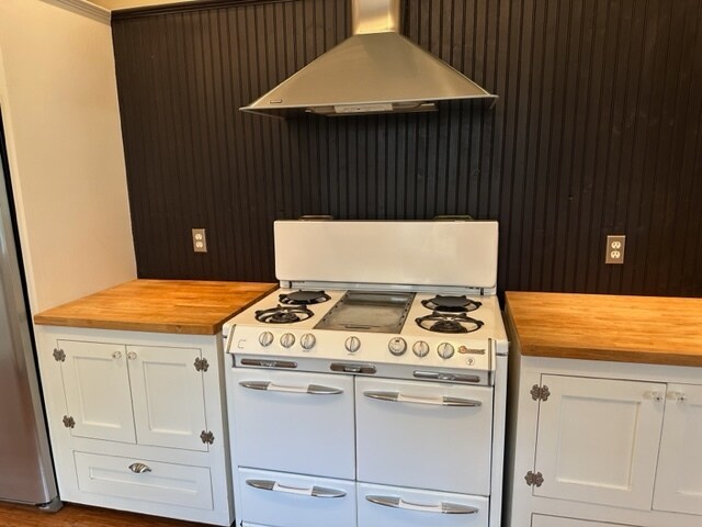 Antique Gas Stove - 1023 W Gardner St