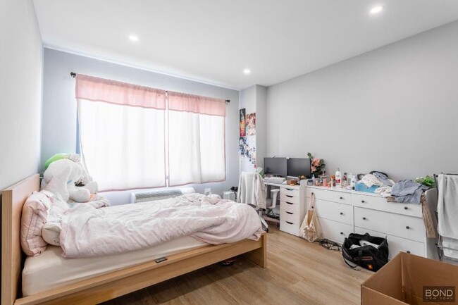 Building Photo - 3 bedroom in Queens NY 11102
