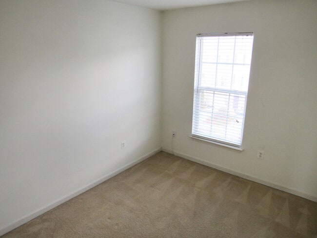 Building Photo - 3 Level Inner Town Home with 1 Car Garage ...
