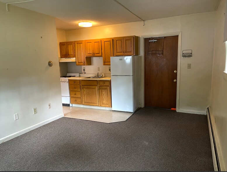 Interior Photo - 382-384 River St
