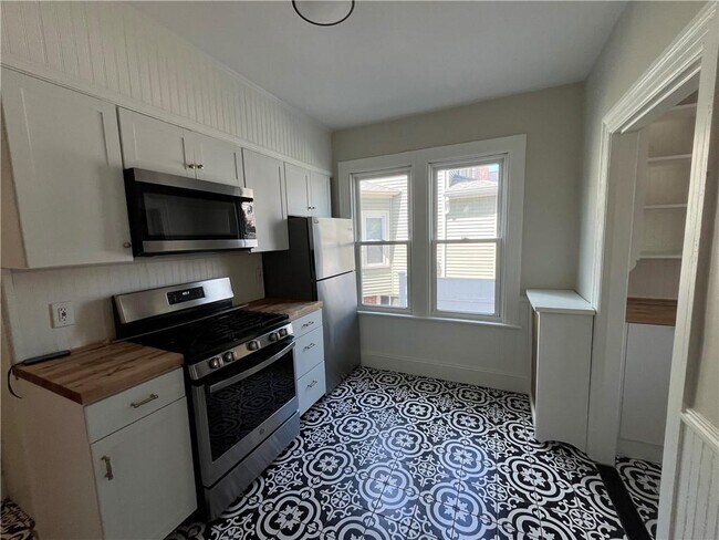 Building Photo - 224 Rochambeau Ave