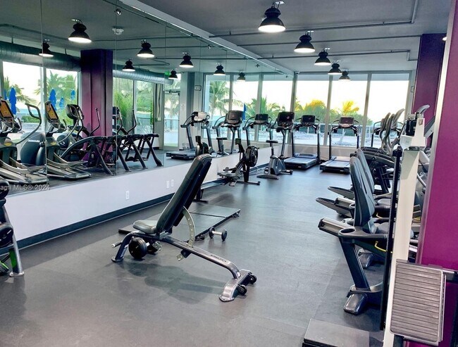 Building Photo - Amazing location: Close to Lincoln & the beaches: 1bed/1bath at the iconic Decoplage: available n...