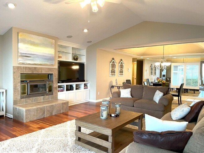 Building Photo - Elegant 4 bedroom 2.5 bath home, Completely Furnished