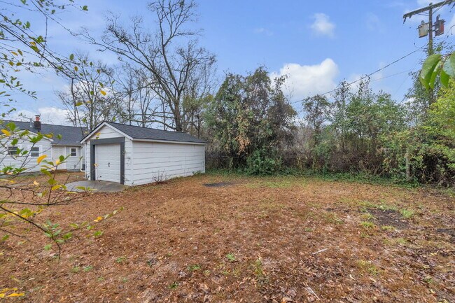 Building Photo - Stylish 2-Bedroom, 1-Bath Home with Contemporary Finishes ($1200/mo base rent***)