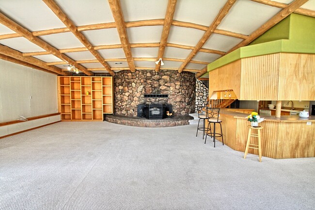 Building Photo - 3 bed 2 bath mountain rental