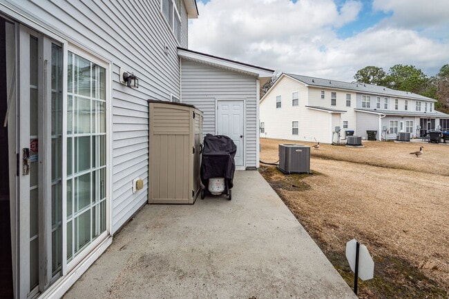 Building Photo - 3 Bedroom, 2.5 Bathroom Townhome in Lakes of Summerville - Summerville