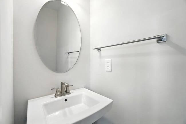 Building Photo - Modern City Living Near Uptown Charlotte