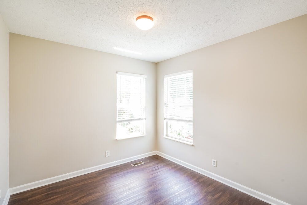 Building Photo - 909 Bexhill Ct S