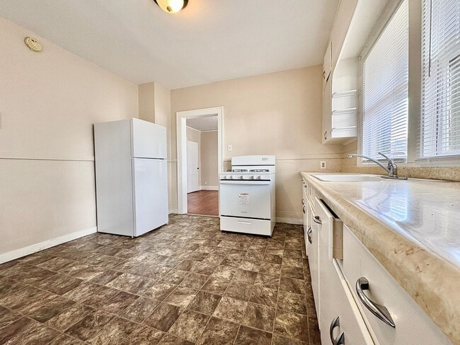 Building Photo - 1815 Kemble Ave