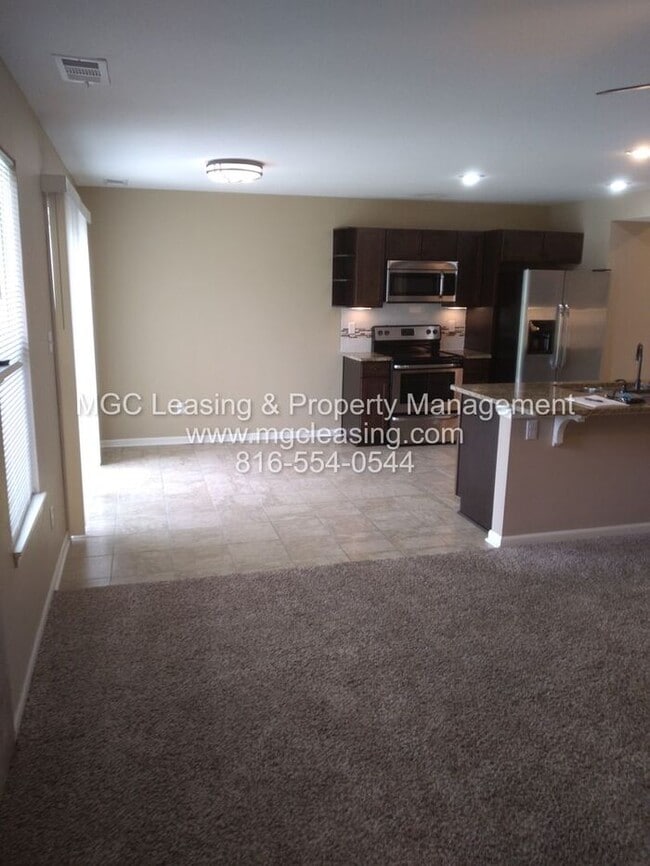 Building Photo - 3 Bedroom Townhome with 2-car Garage - Nor...