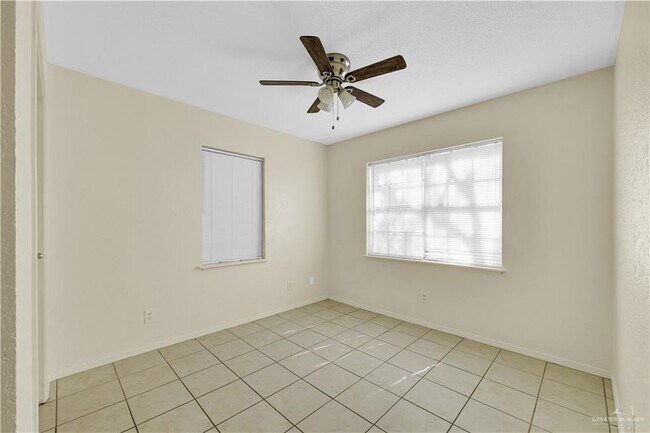 Building Photo - 17 Pin Oak Rd