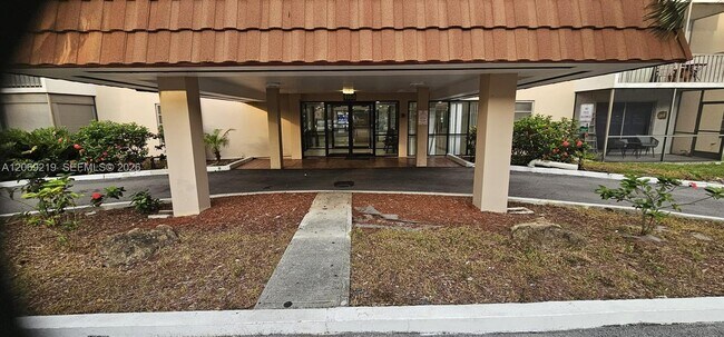 Building Photo - 4168 Inverrary Dr