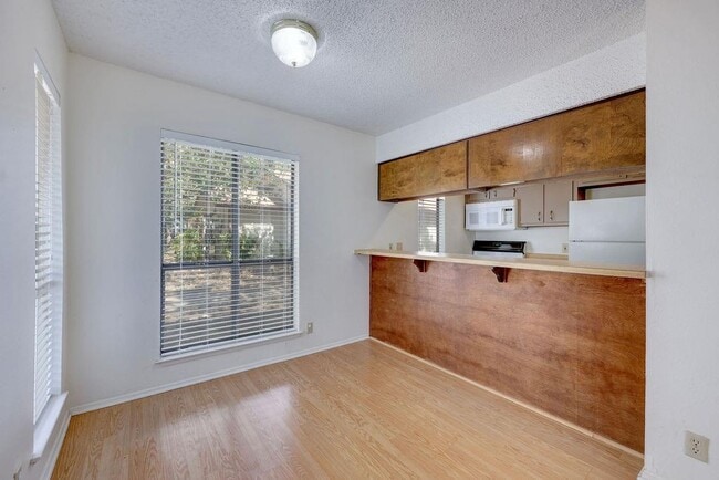 Building Photo - 5619 Clay Ave