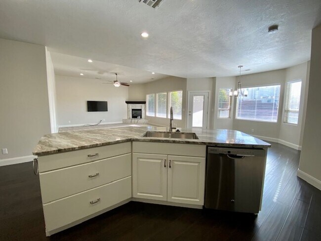 Building Photo - SPACIOUS HOME FOR RENT!