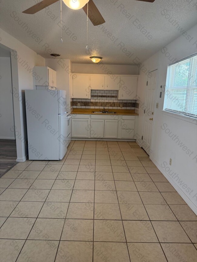 Building Photo - Cute 3 bedroom 1 bath home.