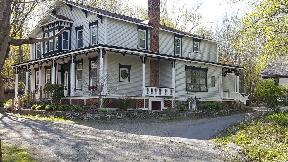 Building Photo - 20 Springbrook Rd