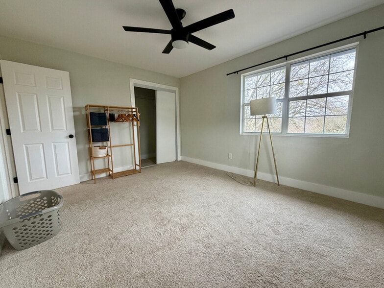 Building Photo - 4805 Brook Creek Cove