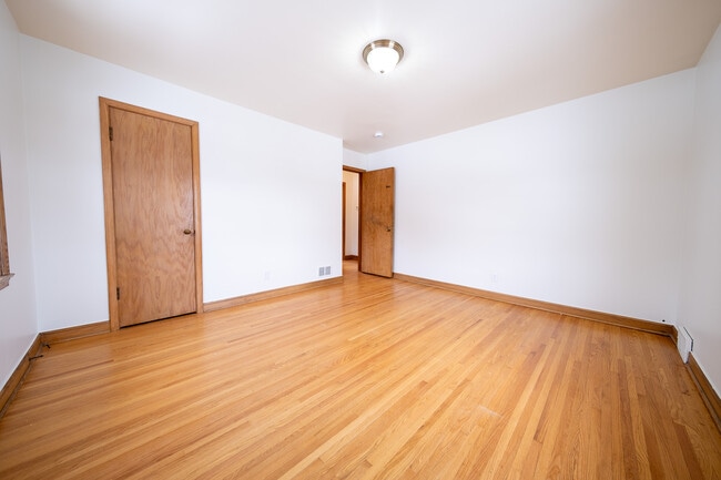 Building Photo - 22925 Oakdale Dr