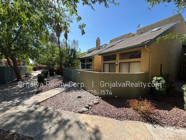 Building Photo - Beautiful Multi-story Townhouse near Tucson Racquet and Swim Club (Prince/Country Club)