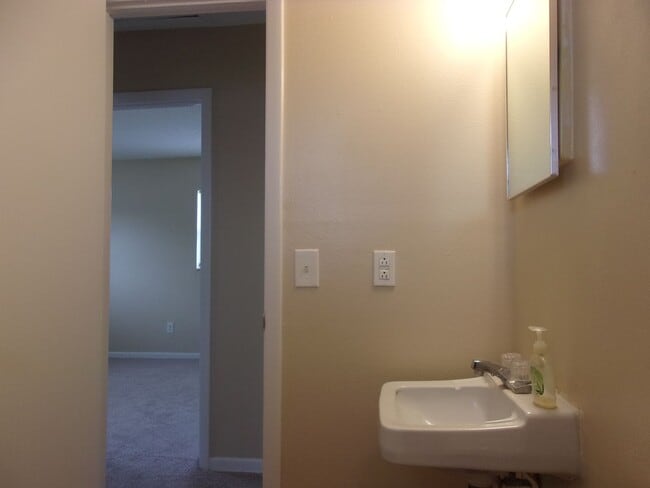 Building Photo - Adorable 2 Bedroom Just Minutes from Ameni...