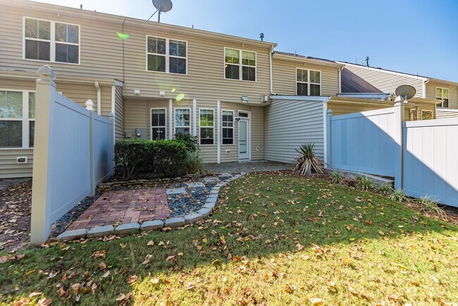 Building Photo - Beautiful 3-Bed, 2.5 Bath Townhome Available on 8/15!