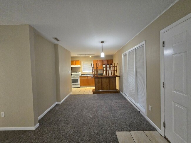 Building Photo - 2 bedroom, 2 bath/1st Floor Unit in Hawthorne Reserve